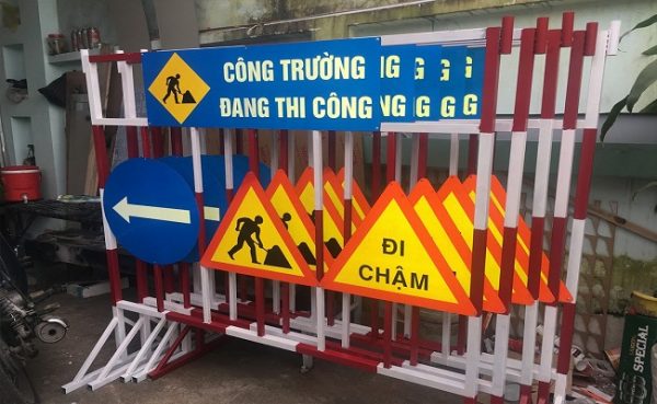 Biển báo công trường đang thi công có sẵn tại Hà Nội